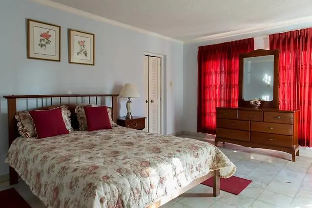 بيت خشبي فيلا The Lawrence Pool House مونتيغو باي